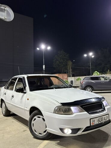 дэу матиз бу бишкек: Белый седан Daewoo Nexia с четырьмя дверями, предназначенный для