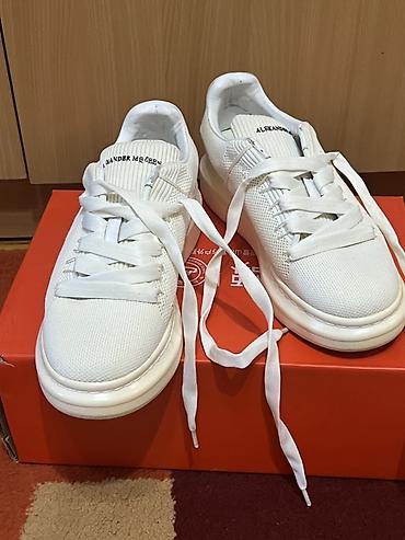 Белые кроссовки Alexander McQueen.Ю, в однотонном белом цвете, с