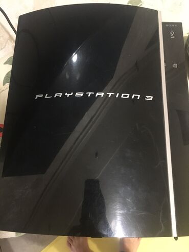 PS3 (Sony PlayStation 3): Продаю ps3 Модель: fat Все шнуры имеются Два джойстика Свежая