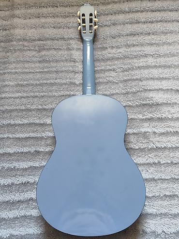 Gitaralar: Klassik gitara. Üstündə çexolu verilir. Pula ehtiyac olduğu üçün — 5