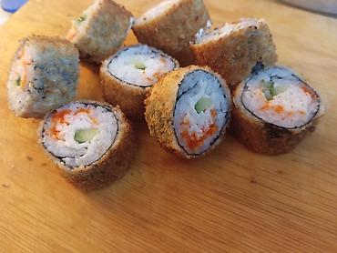 Готовые блюда, кулинария: Сеты роллов и суши - Классические и запечённые роллы: с лососем — 7