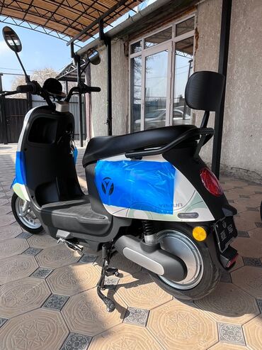 скутеры мопеды: Электроскутер YAUMI (логотип Y на борту) - Компоновка: городской