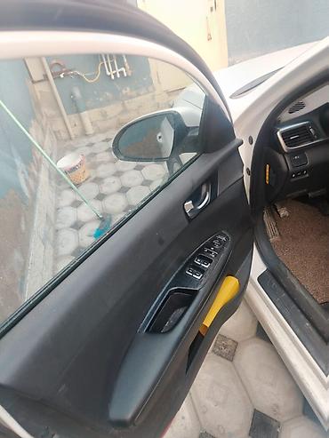 Kia: Kia K5 sedan – ağ rəng, 4 qapı, ön çəkiş. Geniş və komfortlu salonlu — 7