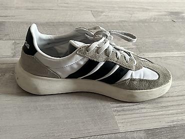 heri xoncasi: İdman ayaqqabıları – 2 cüt 1) Ağ/qara Adidas üslubunda klassik — 1