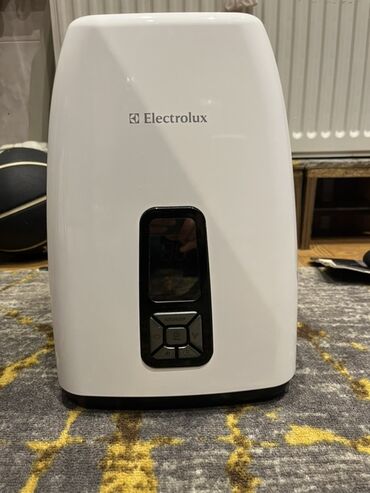 подставка для ноутбука: Electrolux hava nəmləndiricisi - Rəng: ağ-qara korpus - Üst hissədə