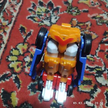 Игрушки: Игрушка-трансформер, способная менять форму из автомобиля в робота — 4