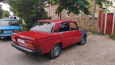 VAZ (LADA): Qırmızı rəngdə olan VAZ 2107 markalı avtomobil. Avtomobil yaxşı