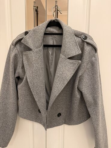 Toy paltarları və aksesuarları: Qısa boz plaş/plyonka tipli jaket YENİDİR ölçü oversize s/m/L gedir -