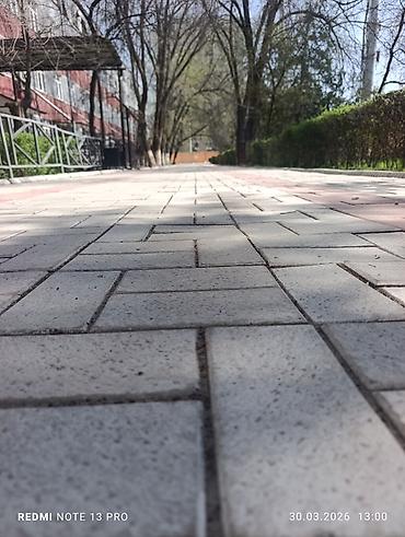 Тротуарная плитка и бетонные бордюры. Описание: - Тротуарная