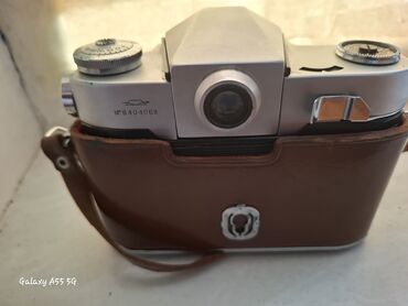 Информатика: Gümüşü rəngdə, retro üslubda dizayn edilmiş fotoaparat, qəhvəyi dəri