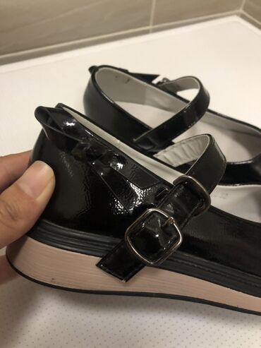 Детская обувь: Б/У туфли!Очень в хорошем состоянии!Сзади на пятке расположен — 7