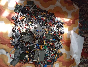 Игрушки: Набор конструктора LEGO разных серий и цветов. Включает в себя