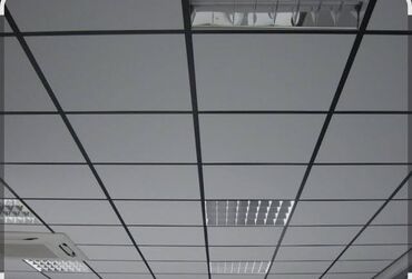 ночной потолок: Элементы подвесного потолка, выполненные из светлых панелей с черными