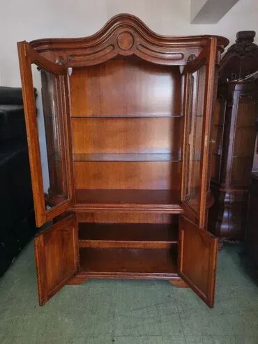 Stilske vitrine: Prelepa vitrina. Visina 220 cm Sirina 160 cm Dubina 45 cm — 2