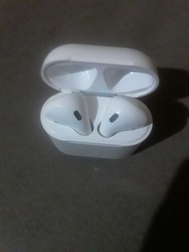 airpods a class: Б/у Беспроводные (Bluetooth) Наушники, Apple, цвет - Белый