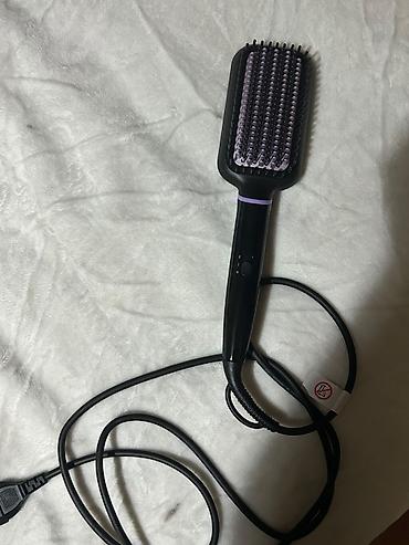 Saç düzləşdirən elektrik daraq satılır. Qurğu daraq və düzləşdirici