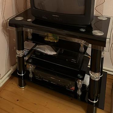 masa və oturacaqlar: Şüşə və metal TV stendi. - 3 səviyyəli konstruksiya: yuxarıda TV — 1