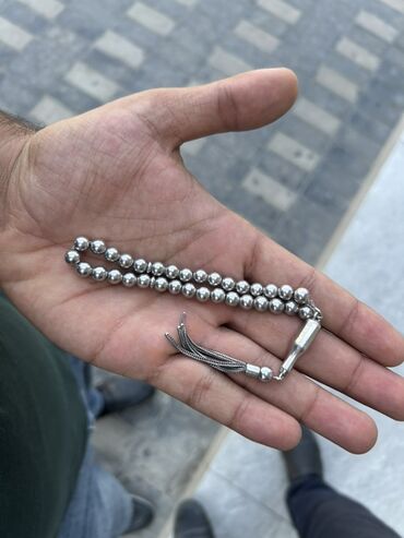 Təsbehlər: Gümüş təsbeh Xüsusiyyətlər: - Dairəvi, parlaq metal dənələr