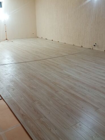 дом обмен на квартиру: - Монтаж ламината “елочка” и классическая продольная раскладка