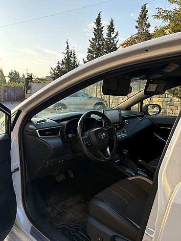 Toyota: Toyota Corolla – sedan, ağ rəng, qara dam aksenti ilə. Texniki və — 3