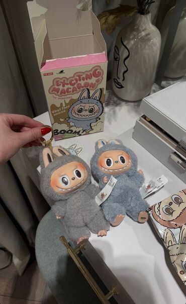 стильные платья оптом от производителя: 🧸 Оригинальный Labubu 🎒 Крепится на рюкзак, ключи, сумку, зеркало в