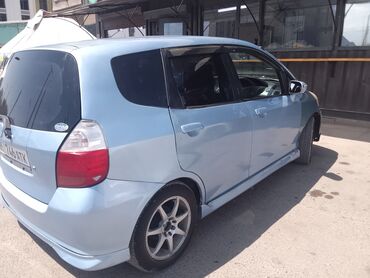 кузовные детали на фит: Honda Fit: 2002 г., 1.3 л, Автоматические, Бензин, Седан