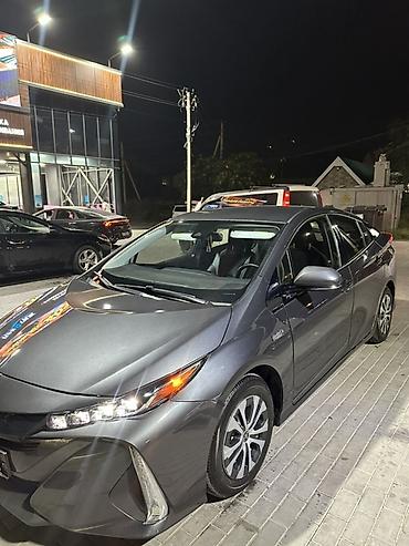 byd e6: Toyota Prius: 2020 г., Гибрид, Хэтчбэк — 1