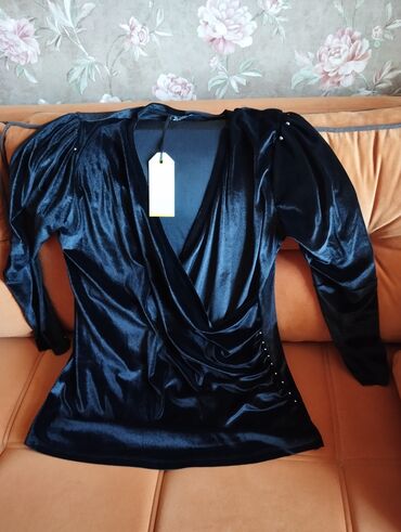 Ложки: Qadın köynəyi – vilyur parıltılı, qara rəng - Model: “wrap” üslubunda