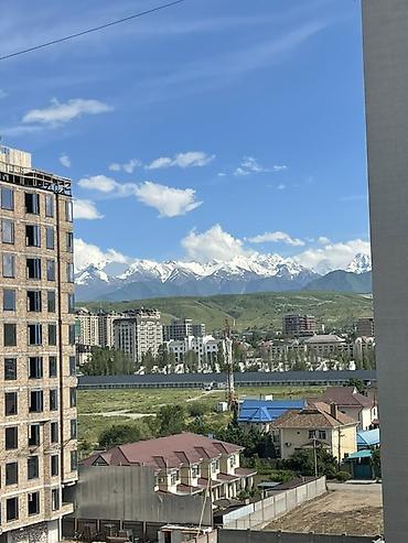 салон сатылат: Кеңселерди ижаралоо, 58 м², Бизнес борборунда, Тоолор көрүнүп турат — 2