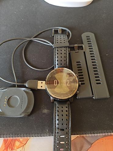 jack: Xiaomi Amazfit stratos, uzerinde silikon kemer, zaryatkasi verilir — 2
