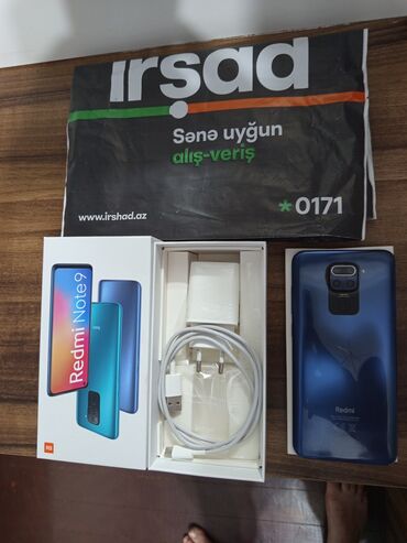 Boşqablar: Xiaomi Redmi Note 9 smartfonu, qutu və bütün aksesuarları ilə birlikdə