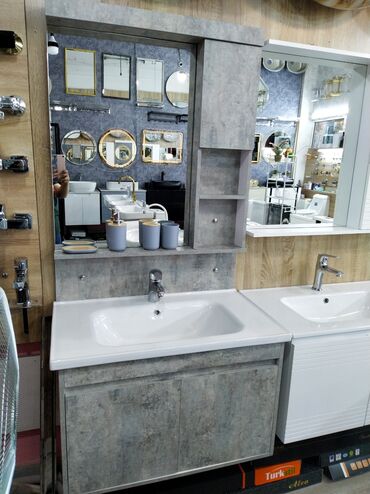 ayna qapi: Bu hamam mebeli dəsti, tək qablı lavabo, lavabo altı şkaf və güzgülü