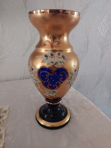 qebir ucun guller: Одна ваза