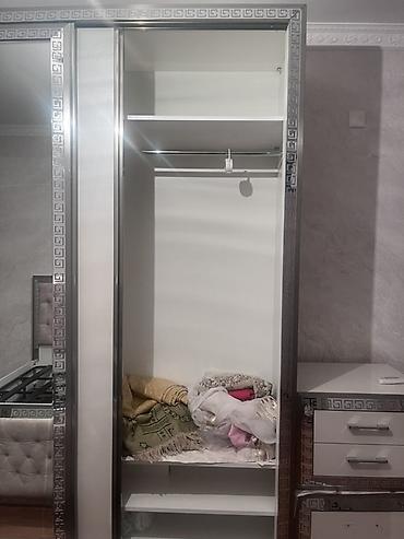 Sürgülü qapılı 3 bölməli qarderob - Rəng: ağ (gümüşü dekor xətləri və