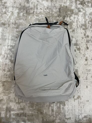 сумка тактическая: Светло-серый рюкзак Bellroy с черными акцентами, предназначенный для