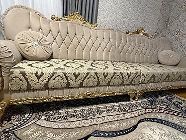 Klassik üslubda zərif salon divanı - Dizayn: Barokko/klassik xəttlər
