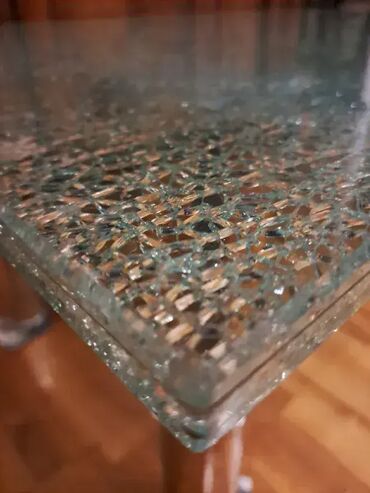 Stilski klub stolovi: Klub sto sa staklenom troslojnom plocom debljine 15mm. Sto je tezak — 3