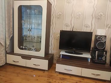 Qonaq otağı üçün mebel dəsti satılır. Dəst 2 hissədən ibarətdir