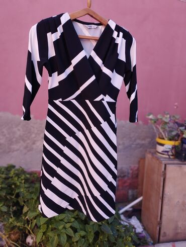 Tuflilər: Ayyaqqabilarin 2 si 30 azn donlarin.hamisi birlimde 50 azn Qadın geyim — 8