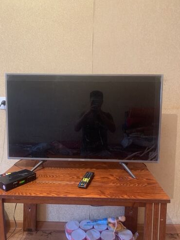 манитор продаю: LED-телевизор с тонкими рамками и диагональю около 43–50". Корпус