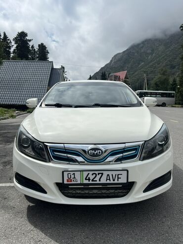 авто элек: Белый седан BYD с четырьмя дверями, предназначенный для комфортных