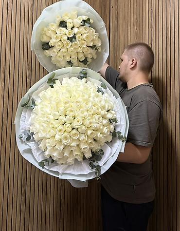 Букеты из живых цветов: Букеты из роз — крупные, пышные композиции премиум-класса. - Красные — 10