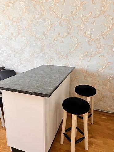 işlənmiş mətbəx stolu: Bar stolu və ya şkaf, yanında 2 bar stolu ilə. Ölçüləri: 130 × 65 × 90 — 3