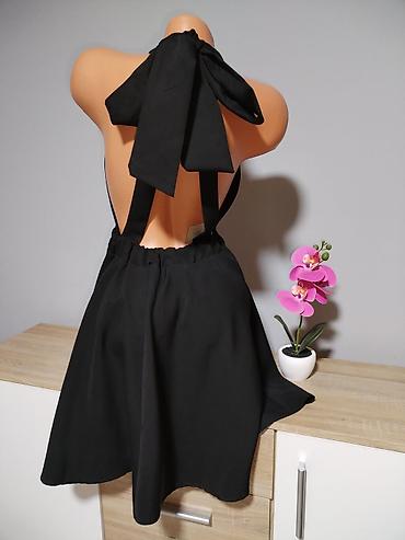 sinsej papuce: Elegantna crna kecelja/haljina sa širokom A-kroja suknjom. - Model — 2
