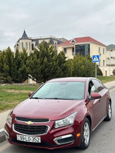 Tünd qırmızı rəngdə Chevrolet Cruze model avtomobil. Avtomobilin qabaq