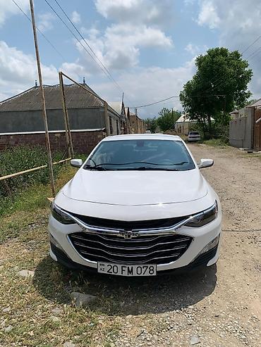 guzgu: Chevrolet Malibu sedan – ağ rəng Əsas xüsusiyyətlər: - Kuzov: 4 — 1