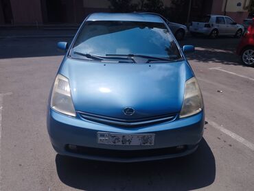 Mavi rəngli Toyota Prius avtomobili, hibrid mühərrikə malikdir. Yüngül