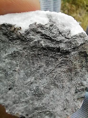 продам ворота бу: Təbii mineral nümunəsi – qara-boz matriks üzərində ağ, kristallı kvars — 4