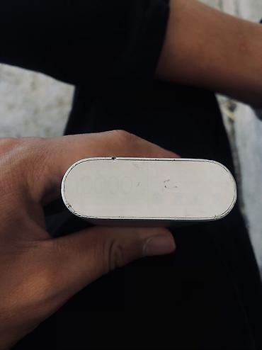 прикуриватель к аккумулятору: 10000mah полный заряд 
На 4 телефона хватит — 2