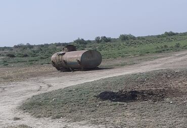 nar soku çəkən: Su çəni. Yaxşı vəziyyətdədir. 5640(5ton 640 litr) su tutur. Salyan